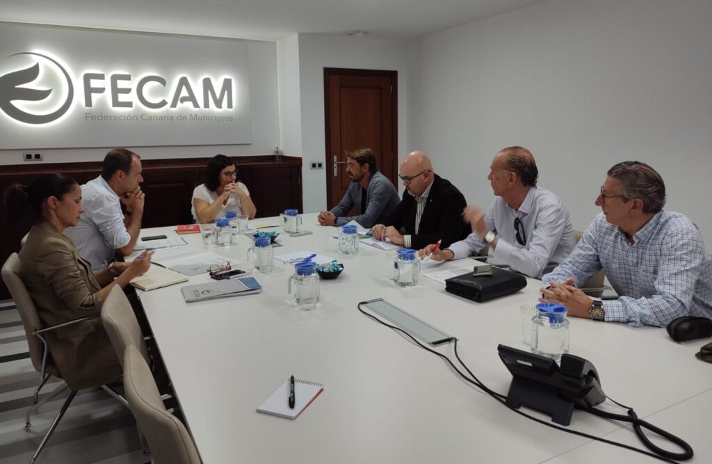 Dispuesto a construir casas para trabajadores. Imagen: Última reunión entre Ashotel y Fecam. 