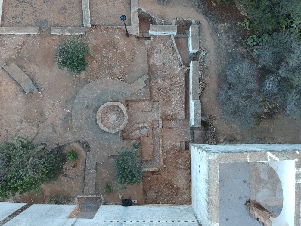Imagen aérea donde se perciben las paredes internas del claustro y la fuente original de la iglesia más antigua de Canarias.