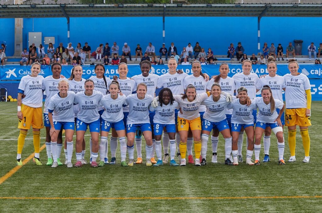 Las jugadoras del Costa Adeje Tenerife antes del inicio del partido dando apoyo a las jugadoras lesionadas / Costa Adeje Tenerife 