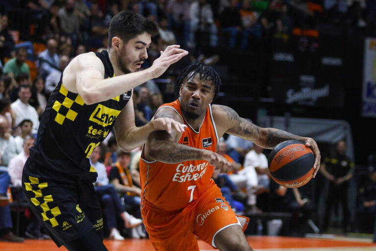 98-73. El Valencia desborda al Lenovo Tenerife y se mete en la lucha por ser cuarto