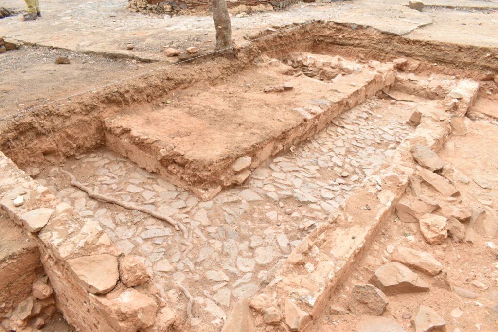 Restos del claustro empedrado de la que se considera la iglesia más antigua de Canarias.