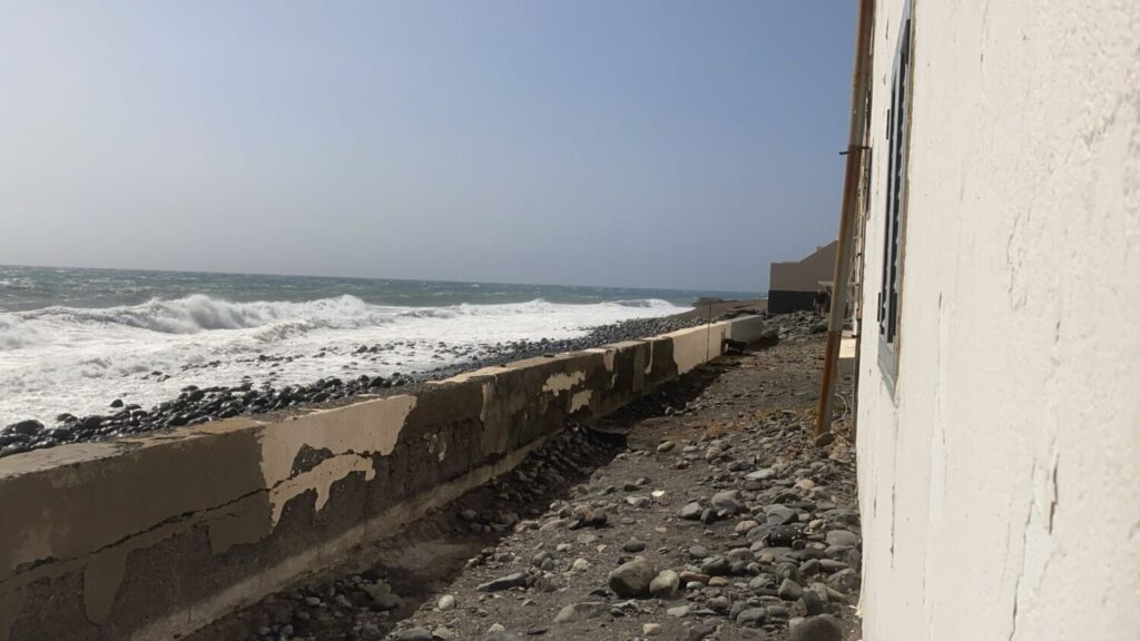 Canarias. Imagen daños provocados por el fuerte oleaje en Arico. Foto de Lidia Lorenzo 