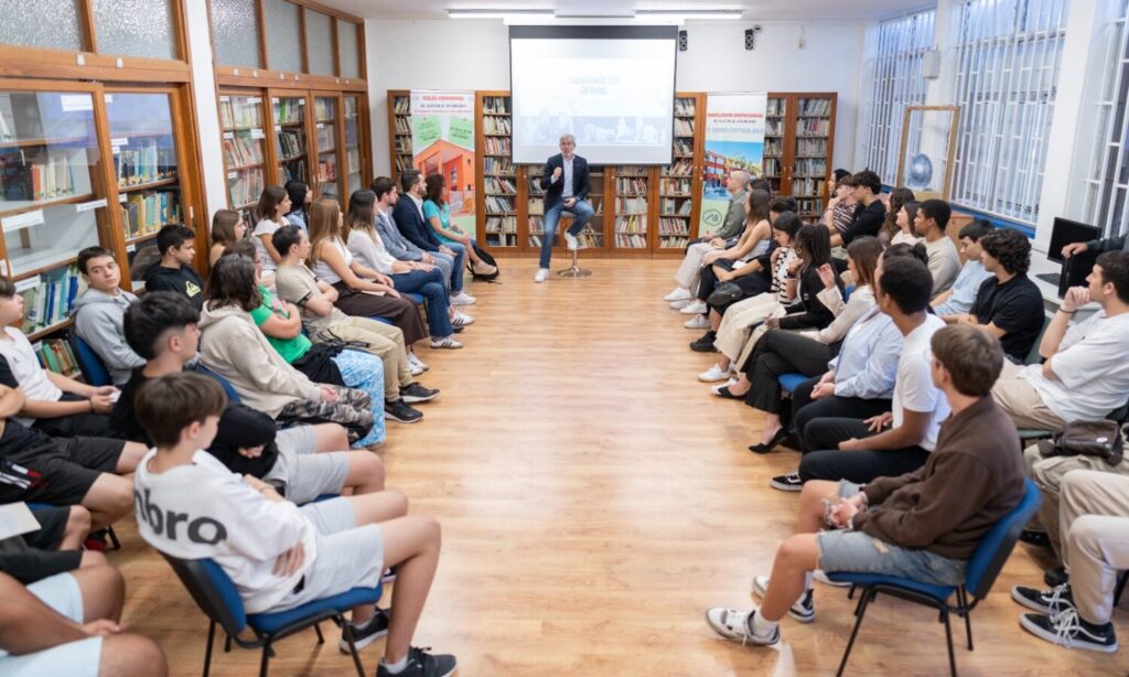 El alumnado del IES Agustín de Betancourt se reúne con Clavijo para conocer el REF