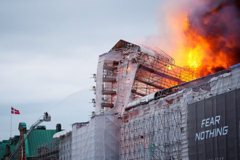 Incendio en la histórica Bolsa de Copenhague que causa el derrumbe de su icónico chapitel