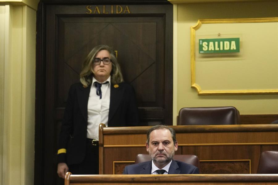 El diputado del Grupo Mixto José Luis Ábalos durante el pleno celebrado en el Congreso de los Diputados, este martes en Madrid. EFE/ Borja Sanchez-Trillo