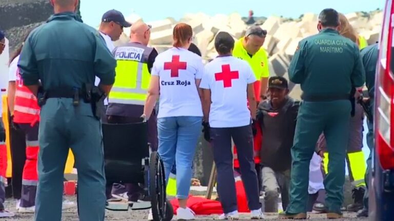 Llega una patera con 88 personas a bordo al muelle de La Restinga