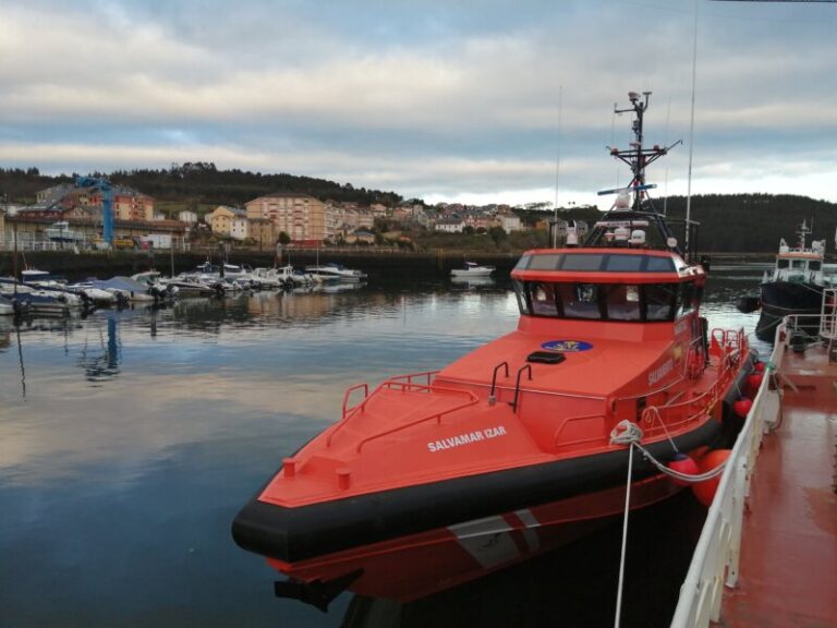 Rescatan a unos 100 migrantes en aguas canarias