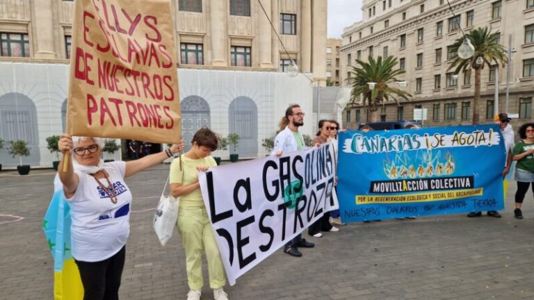 Protesta artística frente al Cabildo de Tenerife para exigir un cambio de modelo turístico