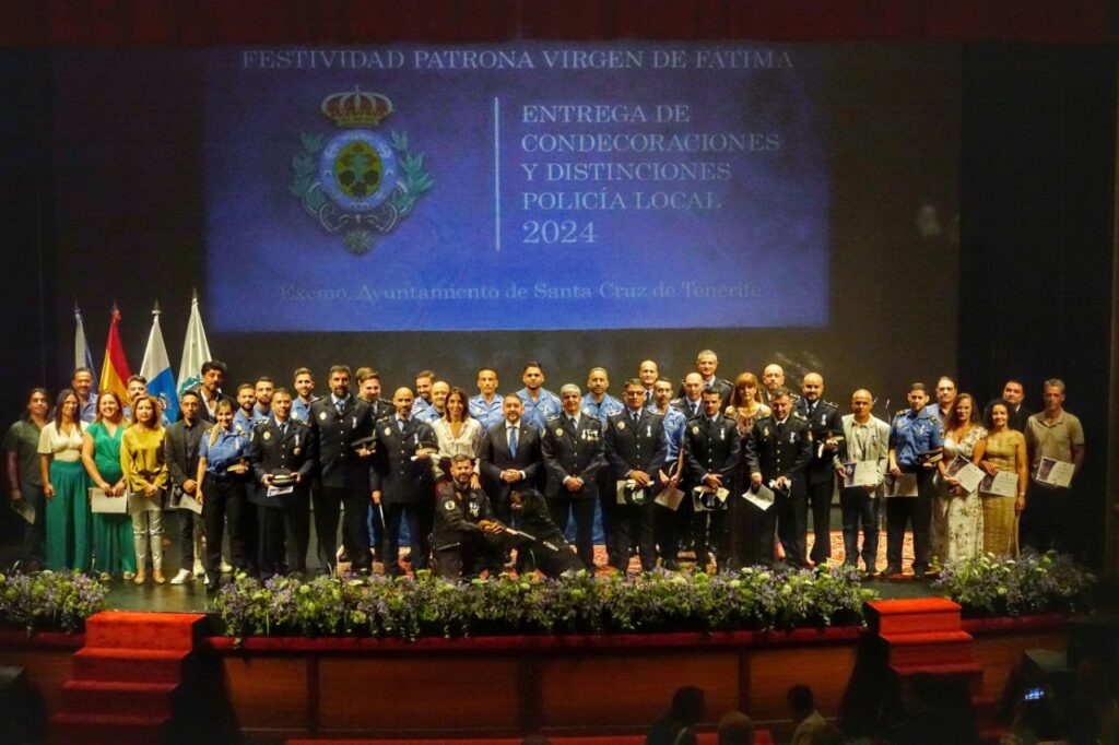 La Policía Local de Santa Cruz de Tenerife entrega 48 medallas de plata