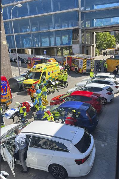 Hallan los cuerpos sin vida de los dos trabajadores sepultados en un edificio de Madrid