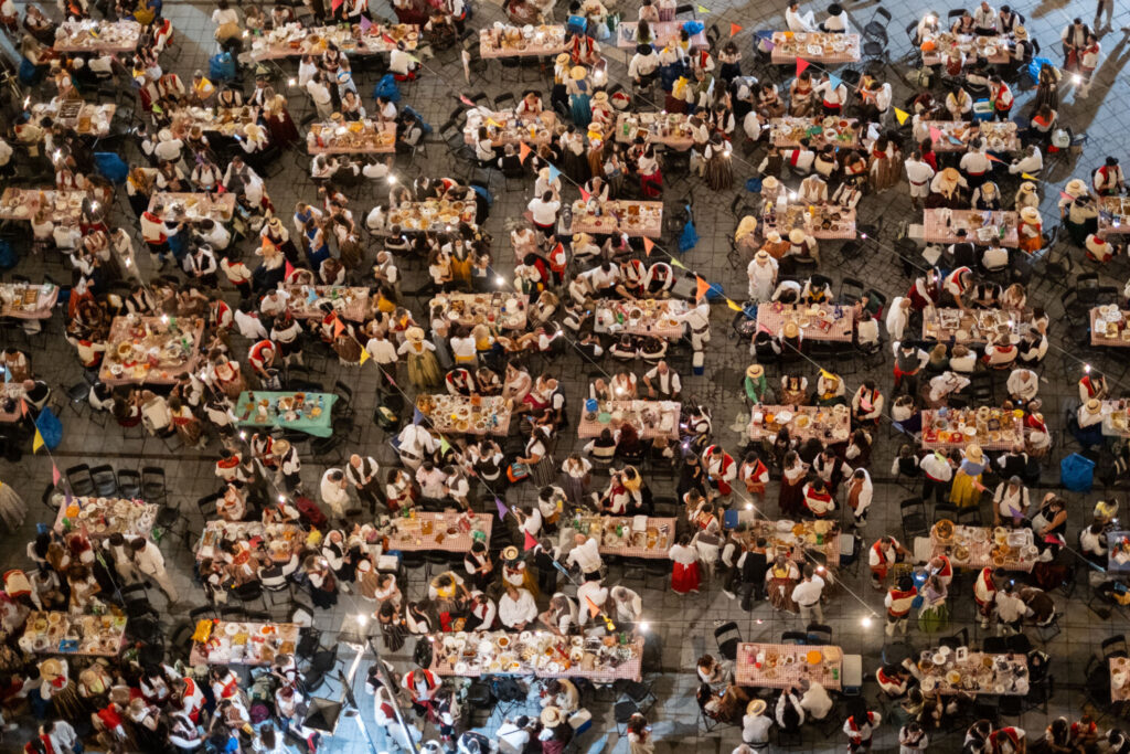 La Plaza de la Candelaria, acogió el tradicional Baile de Magos para conmemorar el Día de Canarias