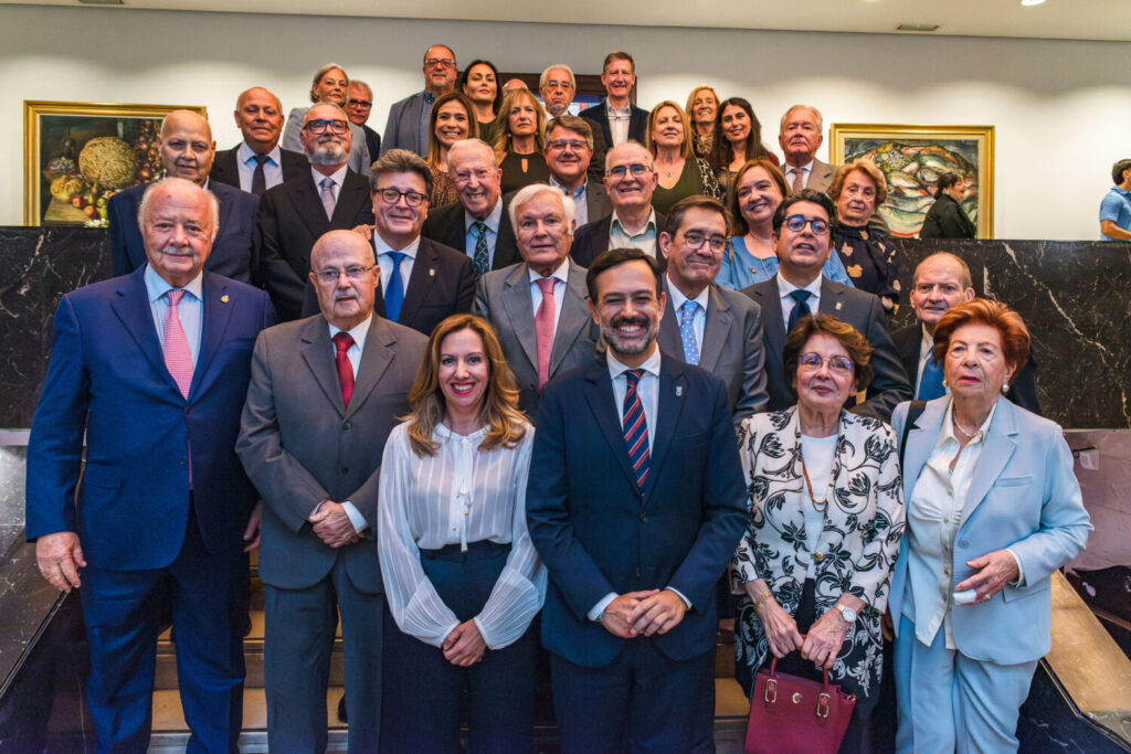 Imagen foto de familia del acto de conmemoración del 45 aniversario de la primera corporación democrática del Cabildo de Tenerife 