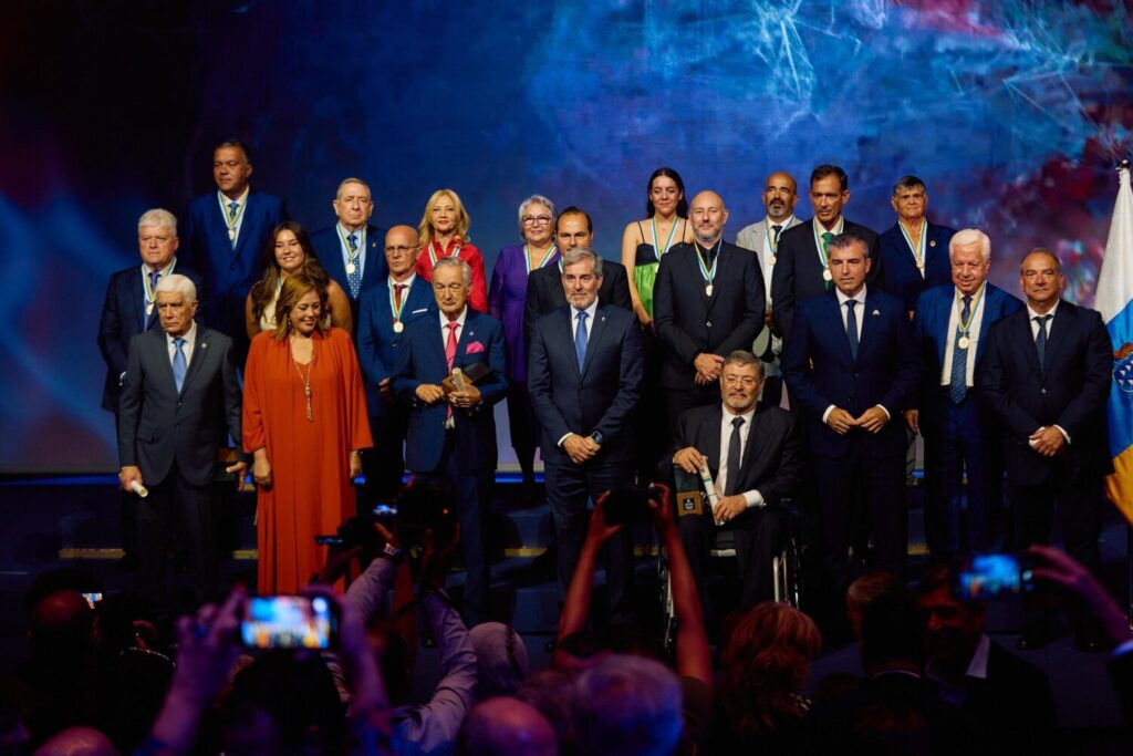 En la imagen el presidente de Canarias, Fernando Clavijo, con los Premios Canarias 2024 y las personas distinguidas con las 13 Medallas de Oro. Fotografía: Gobierno de Canarias