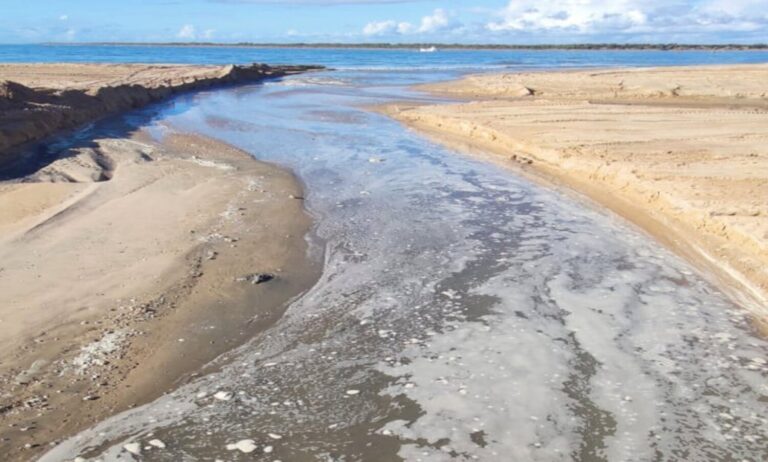 Cerrada por segundo día consecutivo la playa del pueblo de Playa Blanca por un vertido de aguas fecales