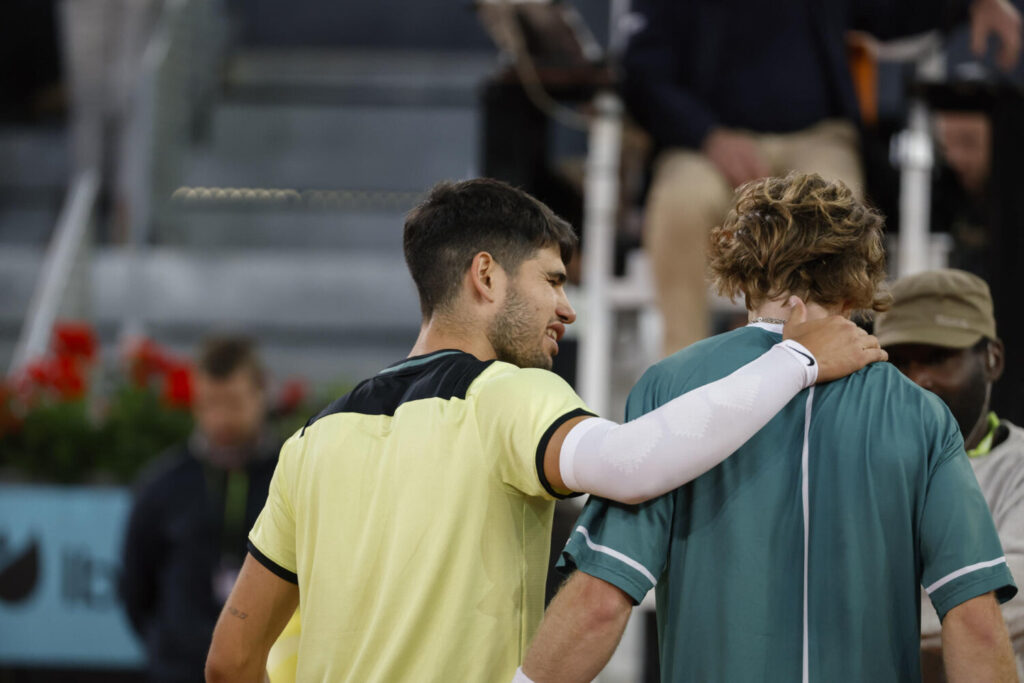 MADRID, 01/05/2024.- El tenista ruso Andréi Rublev (d) tras su victoria ante el español Carlos Alcaraz (i) este miércoles, en partido de cuartos de final del Mutua Madrid Open, en las instalaciones de la Caja Mágica. EFE/JuanJo Martín