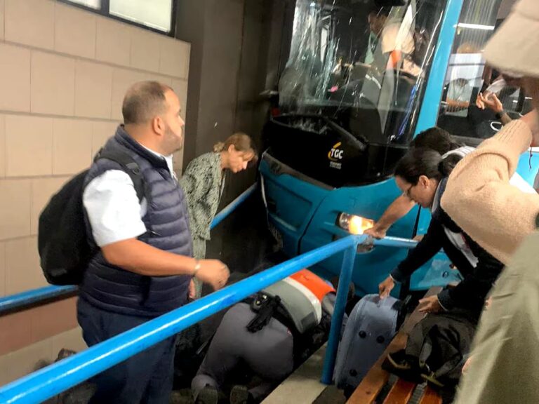 Dos personas graves al estrellarse una guagua en el interior de la estación de San Telmo
