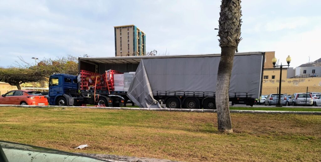 La pérdida de mercancía de un camión en Belén María provoca retenciones en Las Palmas de Gran Canaria