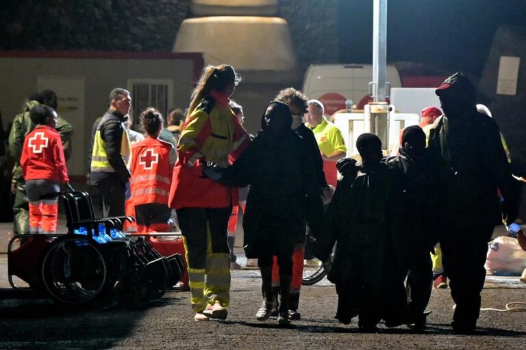 Desembarcan en El Hierro a 95 migrantes de dos cayucos