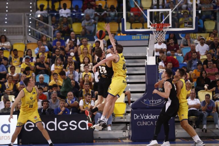78-86. El Dreamland Gran Canaria se queda sin sellar su cuarta plaza