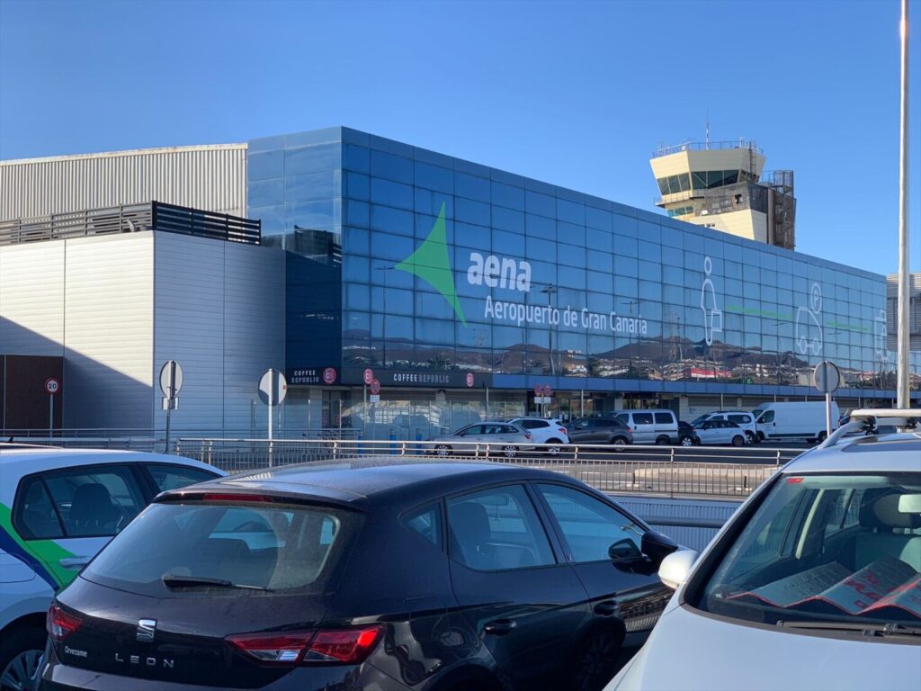 Muere un hombre al caer por un hueco en el parking del Aeropuerto de Gran Canaria