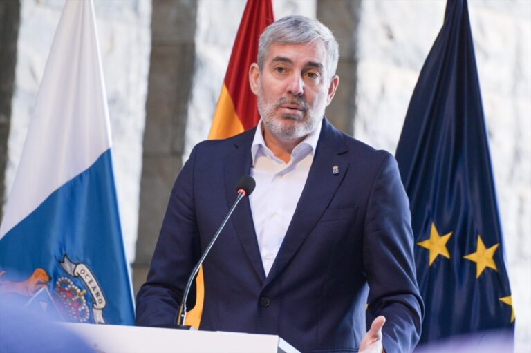 Clavijo, dispuesto a trabajar en Madrid por un decreto ley “que responda a la emergencia” de los menores migrantes