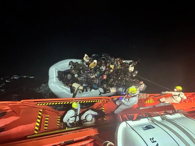 El rescate por parte de Salvamento Marítimo se produjo a raíz del aviso telefónico de los ocupantes 