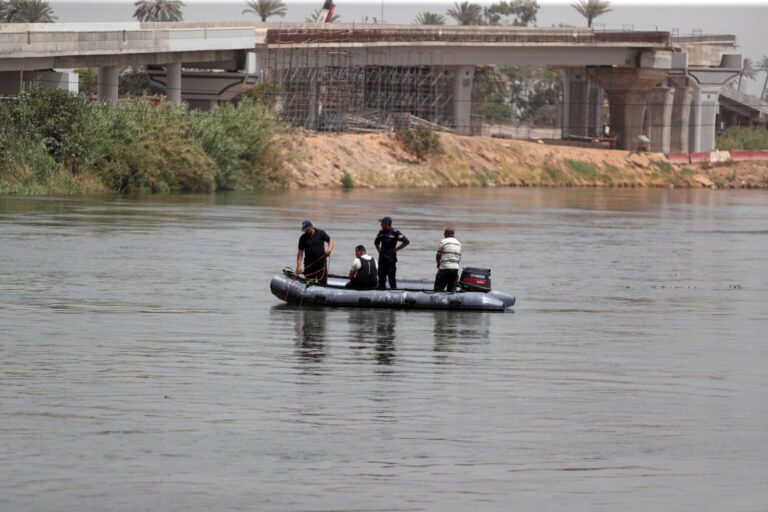 17 personas mueren tras caer un microbús desde un ferry al río Nilo en Egipto