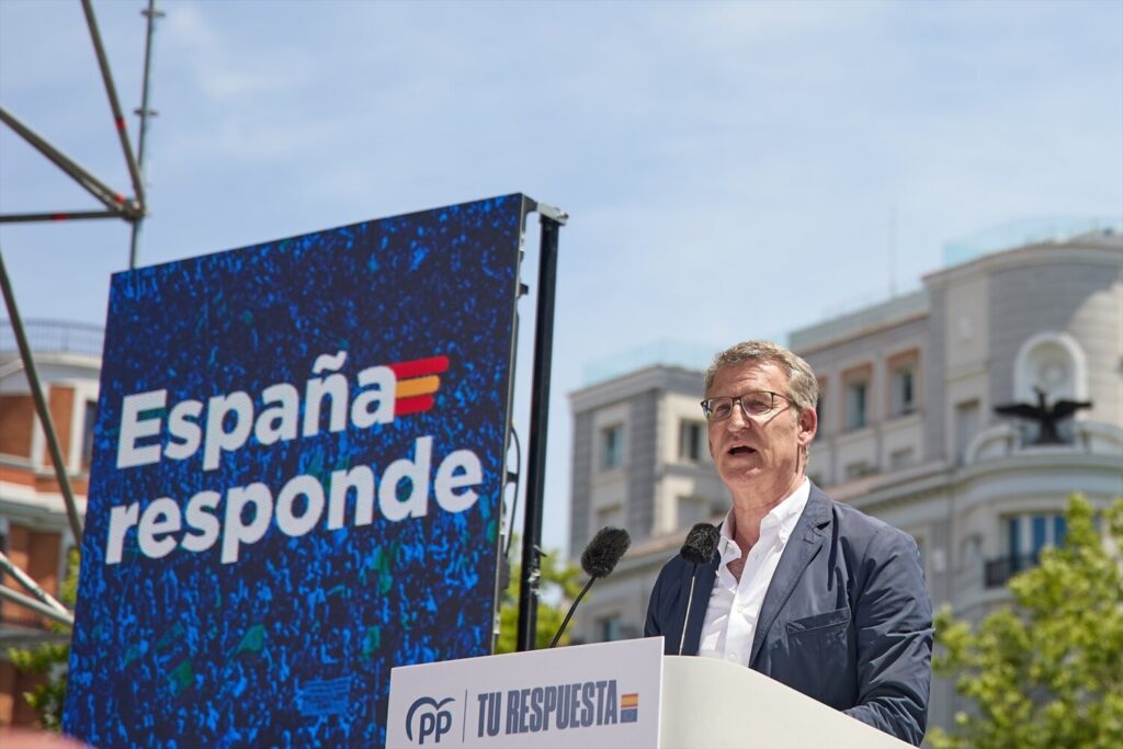 Miles de personas acuden a la manifestación del Partido Popular para protestar contra la aprobación de la ley de amnistía