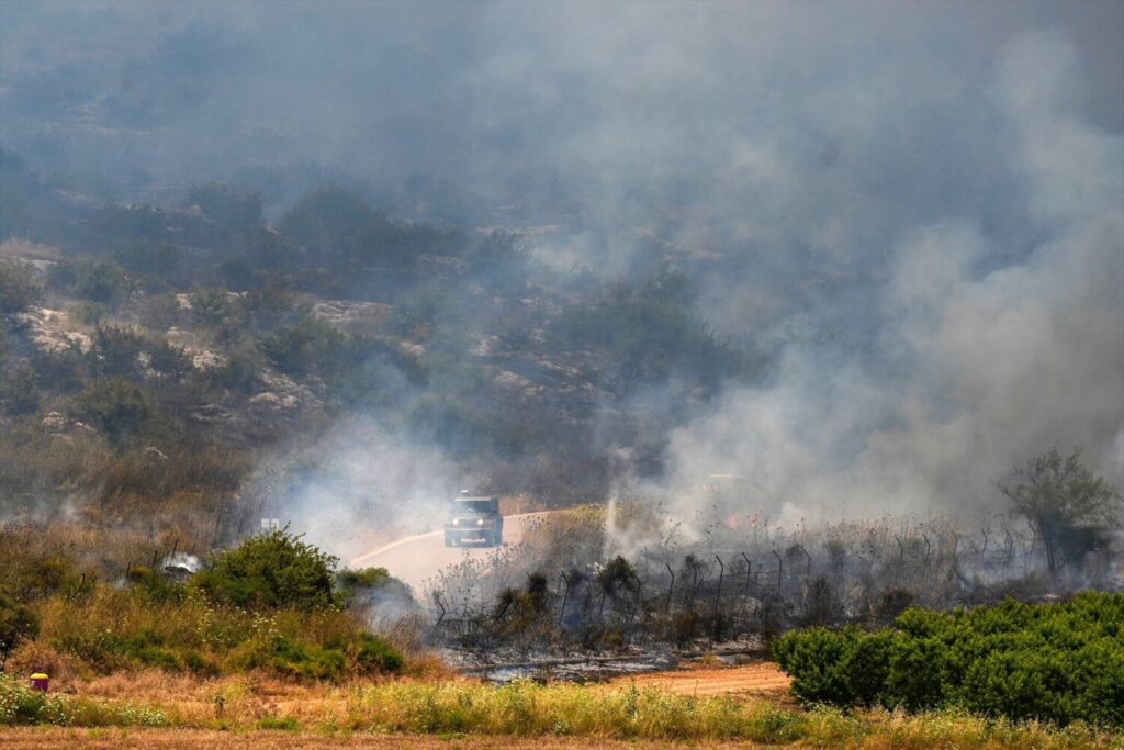 Israel bombardea cuatro "edificios militares" de Hezbolá en el sur de Líbano. HULA VALLEY, May 23, 2024 -- Smoke rises from a hill hit by rockets fired from Lebanon, in Hula Valley in Israel, on May 23, 2024. Five Hezbollah members were killed and five others were injured on Monday in Israeli air strikes on several villages and towns in southern Lebanon, Lebanese military sources told Xinhua. Tensions along the Lebanon-Israel border escalated on Oct. 8, 2023, following a barrage of rockets launched by the Lebanese armed group Hezbollah toward Israel in solidarity with Hamas' attack on Israel the day before. Israel then retaliated by firing heavy artillery toward southeastern Lebanon. Europa Press/Contacto/Ayal Margolin/JINI 23/5/2024