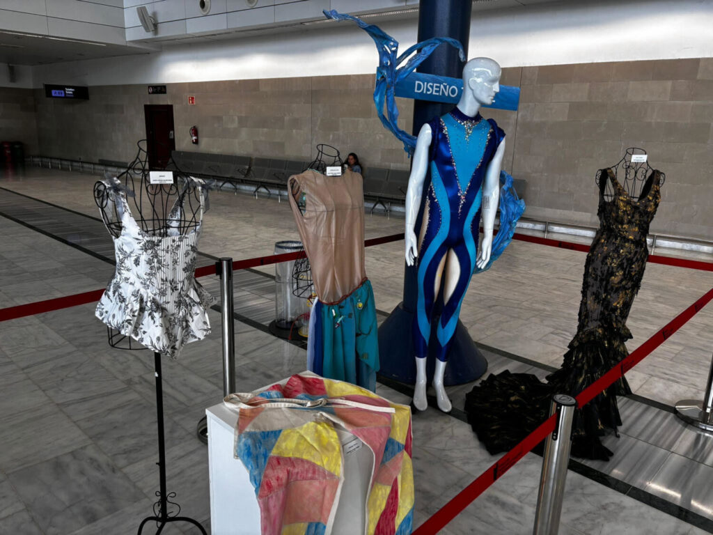 La exposición se podrá visitar durante los próximos tres meses y se encuentra en el vestíbulo de llegadas