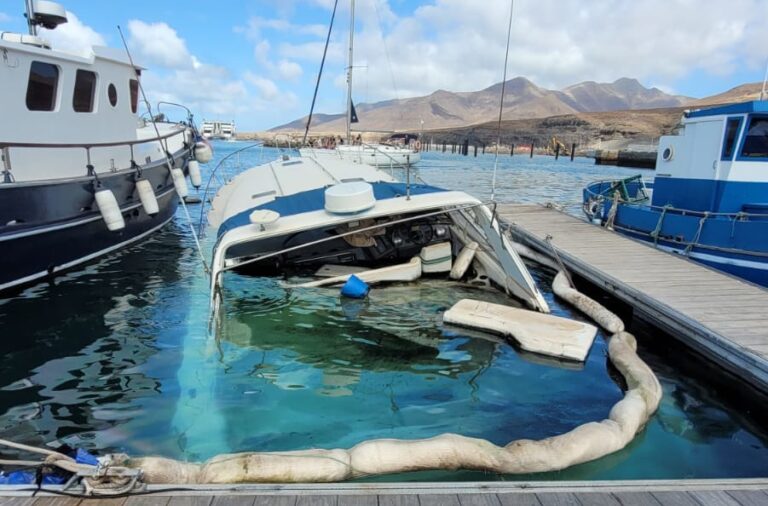 La Guardia Civil detiene a un hombre por el hundimiento de un yate en Fuerteventura