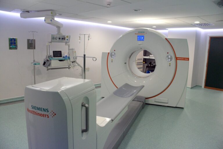 Sanidad instalará un ciclotrón en el HUC para agilizar el diagnóstico del cáncer