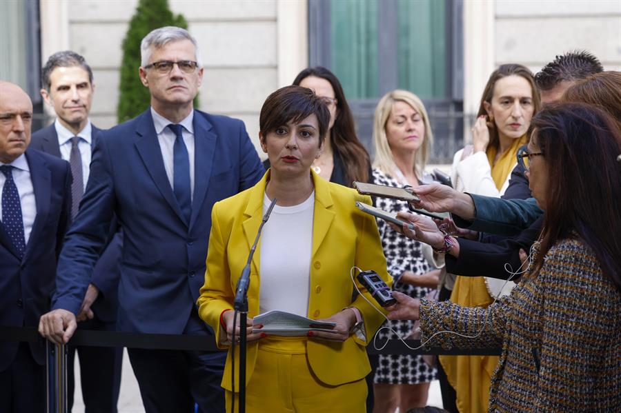 La ministra de Vivienda y Agenda Urbana, Isabel Rodríguez, durante una rueda de prensa este jueves en el Congreso. EFE/ JJ Guillén