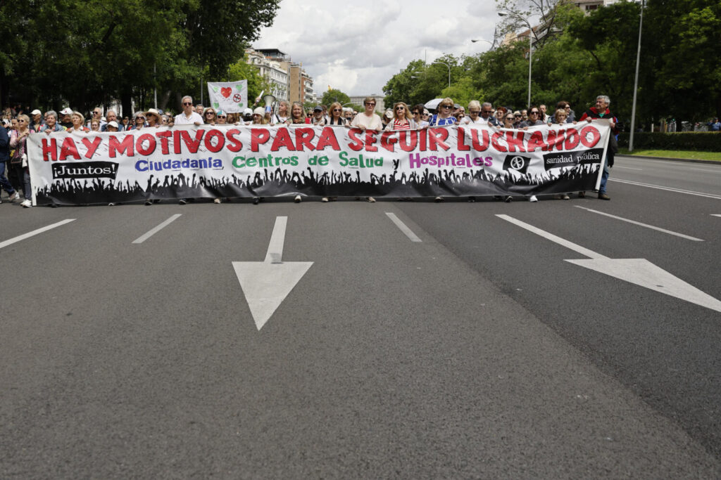La plataforma Vecinas y vecinos de barrios y pueblos de Madrid ha convocado este domingo en Madrid una manifestación en defensa de la sanidad pública y para protestar contra las políticas del Ejecutivo madrileño que consideran como "desmantelamiento y privatización" de este servicio. EFE/Sergio Pérez