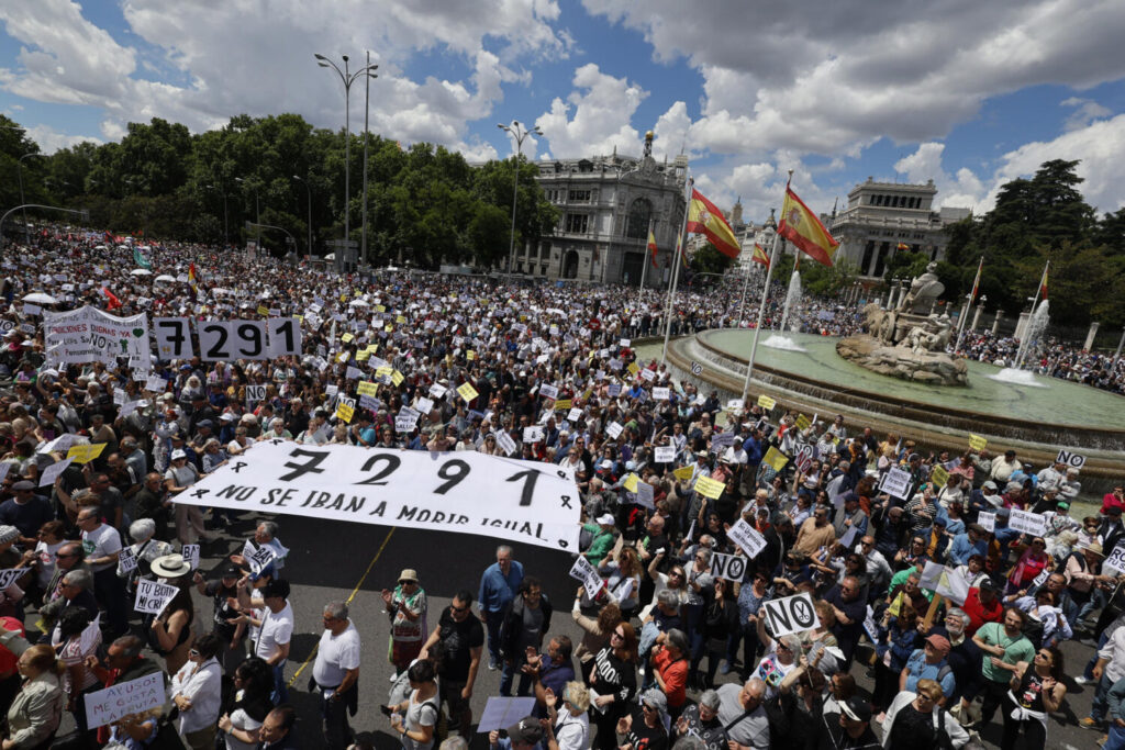 La plataforma Vecinas y vecinos de barrios y pueblos de Madrid ha convocado este domingo en Madrid una manifestación en defensa de la sanidad pública y para protestar contra las políticas del Ejecutivo madrileño que consideran como "desmantelamiento y privatización" de este servicio. EFE/Sergio Pérez