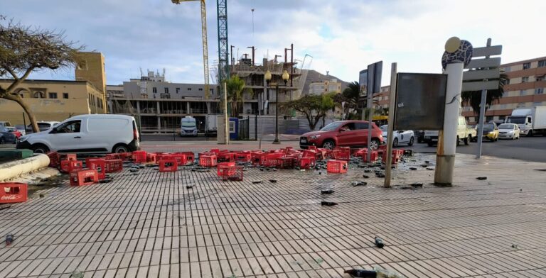 La pérdida de mercancía de un camión en Belén María provoca retenciones en Las Palmas de Gran Canaria