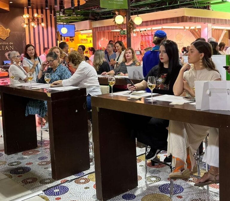 Sabores isleños en el mercado de La Paz de Madrid por el Día de Canarias