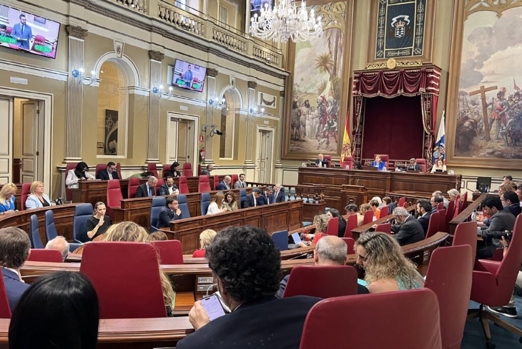 Pleno del Parlamento de Canarias. Imagen @parcan