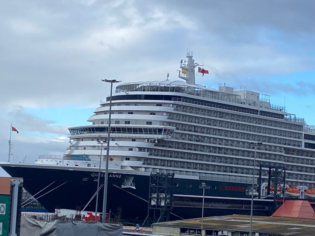 Imagen del crucero Queen Anne en el puerto de Santa Cruz de Tenerife. Foto de Chaxiraxi Herrera 