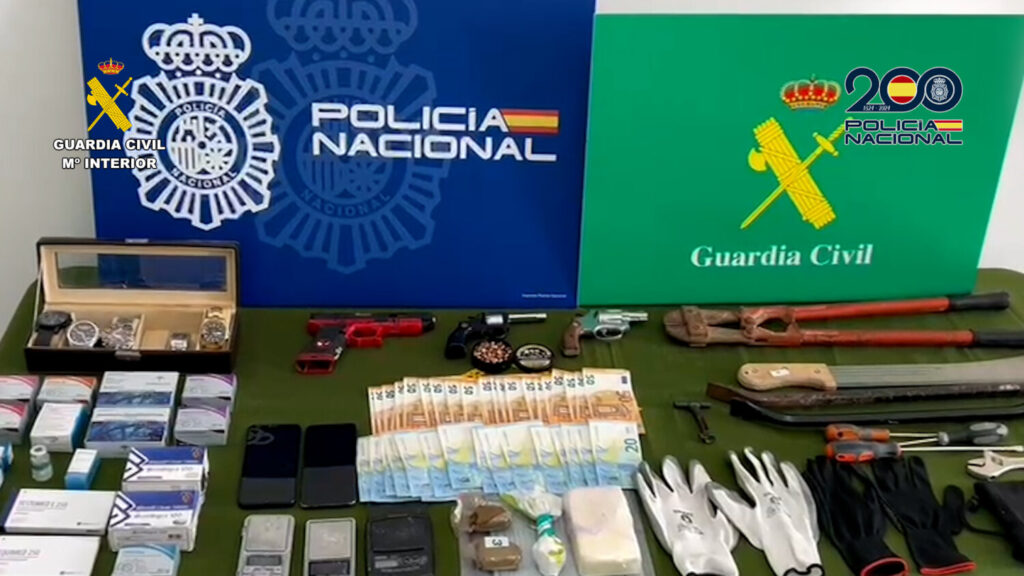 En la imagen, el material intervenido durante los registros efectuados por la Guardia Civil y la Policía Nacional 