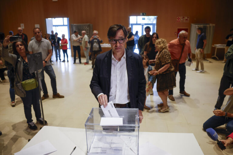 El PSC gana las elecciones en Cataluña con 42 escaños