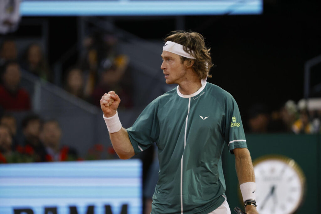 MADRID, 01/05/2024.- El tenista ruso Andréi Rublev durante el partido ante el español Carlos Alcaraz este miércoles, en cuartos de final del Mutua Madrid Open, en las instalaciones de la Caja Mágica. EFE/JuanJo Martín