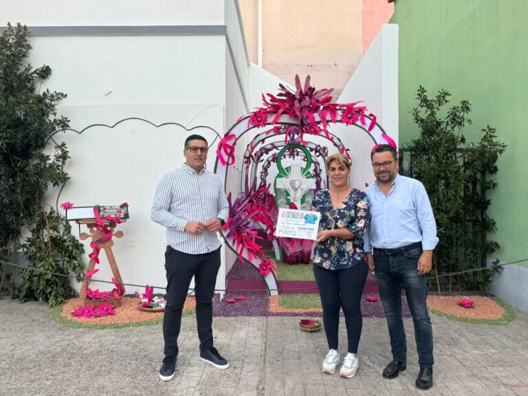 Flores, mayos y tradición visten Santa Cruz de La Palma en el 531 aniversario de la fundación de la capital palmera