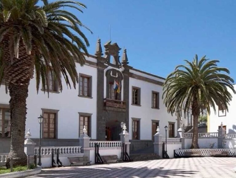 El alcalde de Valverde matiza que el bando sobre pintar de blanco las viviendas no es imperativo