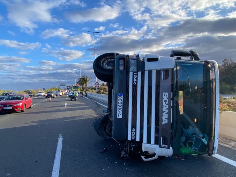 Herido tras el vuelco de un camión que transportaba agua en Gran Canaria