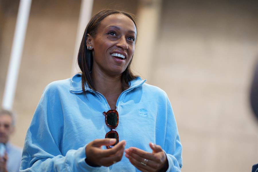 La atleta gallega Ana Peleterio, bronce en triple salto en los Juegos de Tokio, durante la presentación de la prueba atlética Canarias Athletics Invitational que se disputará este miércoles en el Centro Insular de Atletismo de Tenerife. EFE/Ramón de la Rocha