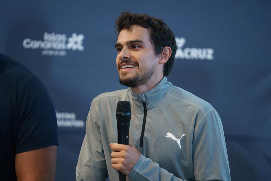 Bruno Hortelano, plusmarquista nacional de 100 y 200 metros, durante la presentación de la prueba atlética Canarias Athletics Invitational que se disputará este miércoles en el Centro Insular de Atletismo de Tenerife. EFE/Ramón de la Rocha