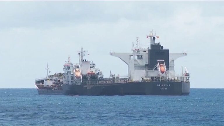 Un vertido de combustible obliga a activar la prealerta en el puerto de Las Palmas de Gran Canaria