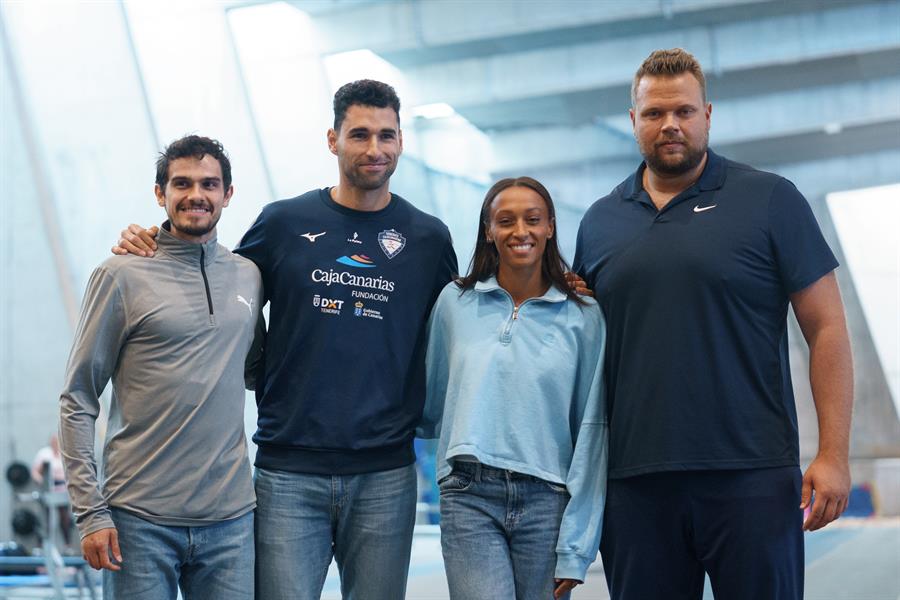 Ana Peleterio (2d), bronce en triple salto en los Juegos de Tokio; Bruno Hortelano (i), plusmarquista nacional de 100 y 200 metros; Samuel García (2i), plusmarquista de 400 metros y Daniel Ståh (d), oro en lanzamiento de disco en Tokio, durante la presentación de la prueba atlética Canarias Athletics Invitational que se disputará este miércoles en el Centro Insular de Atletismo de Tenerife. EFE/Ramón de la Rocha