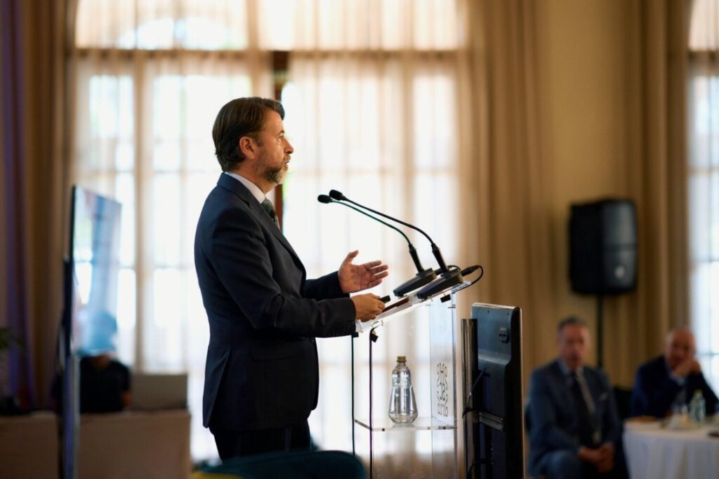 Carlos Alonso durante su intervención en el foro informativo organizado por los diarios La Provincia y El Día / Perfil X Carlos Alonso 